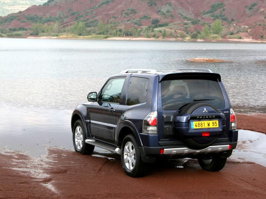  Mitsubishi Pajero 3-Door 2006 года  (фото 5 из 9)
